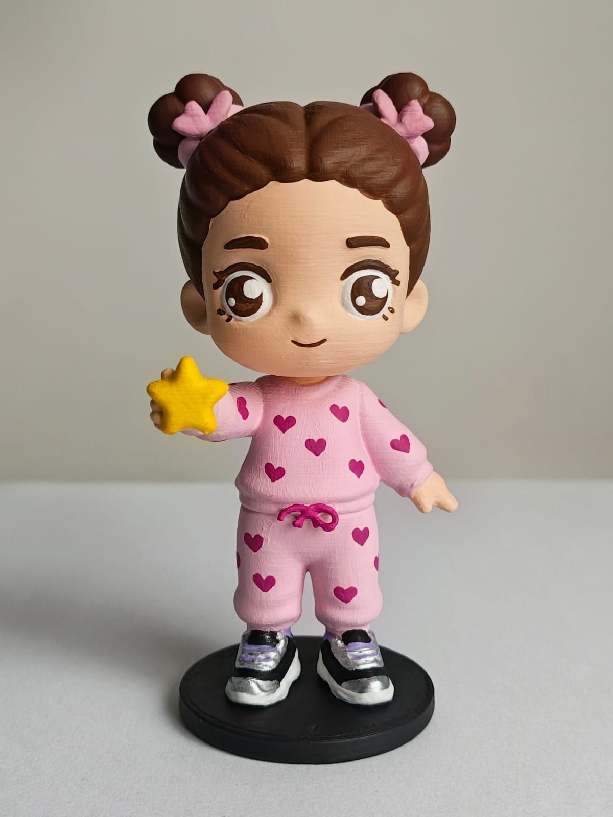 Niña con estrella, pieza impresa en 3D (pintada a mano) por Galería Pao3D